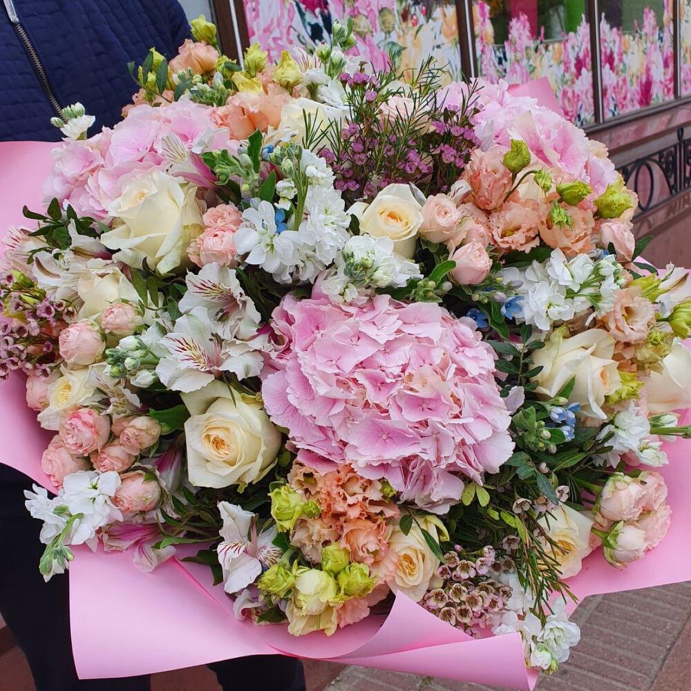 матиоллой и лизиантусом матиоллой и лизиантусом