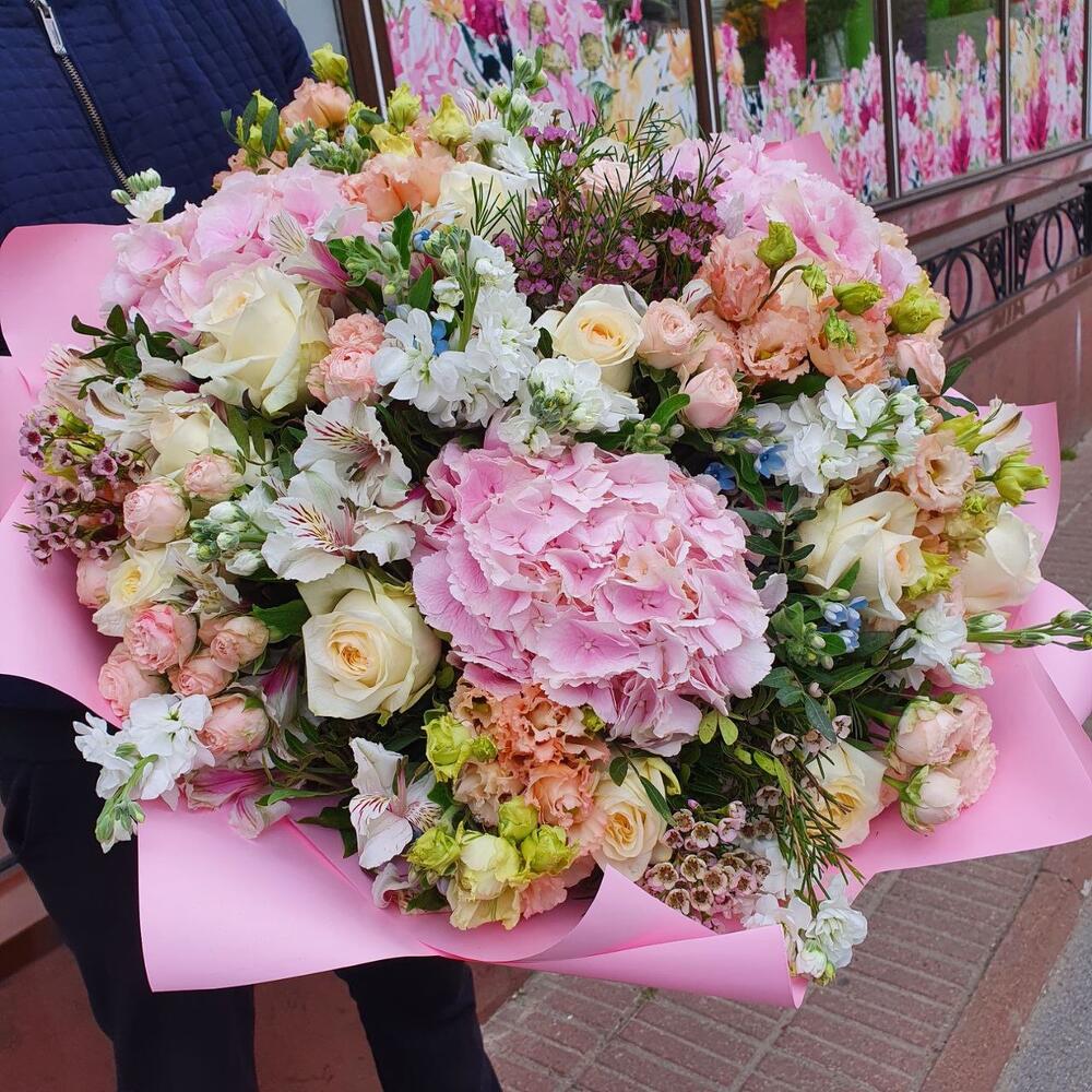 гортензией и лизиантусом гортензией и лизиантусом