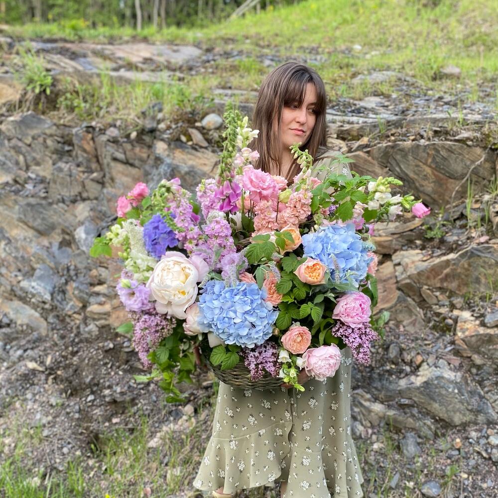пионвоидными розами и колокольчиками пионвоидными розами и колокольчиками