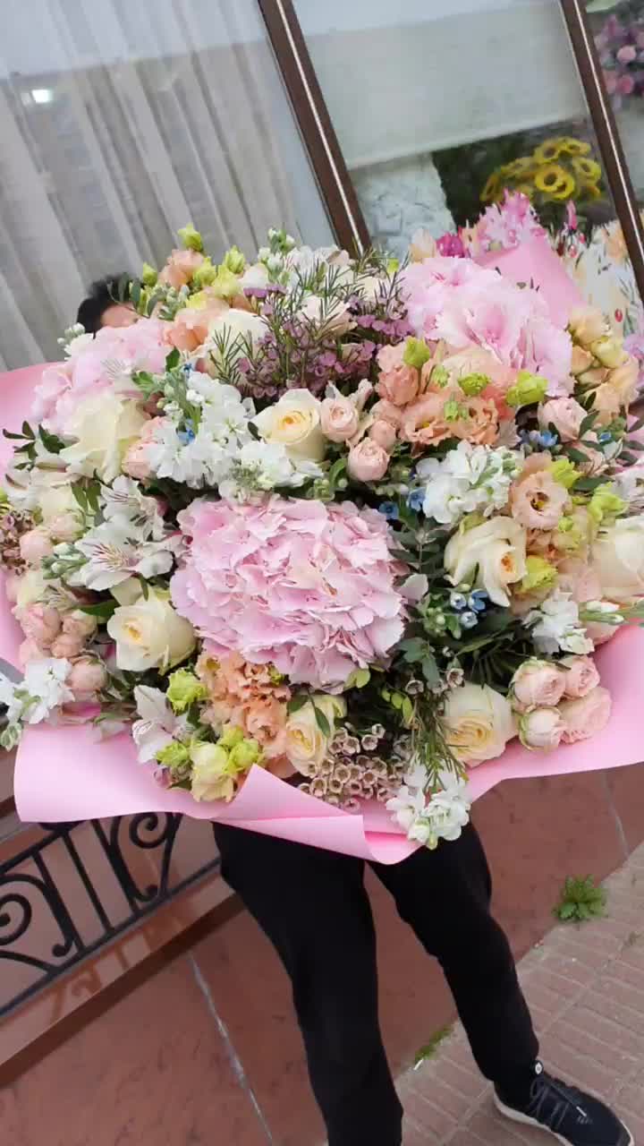 Ароматный букет с гортензией, матиоллой и лизиантусом