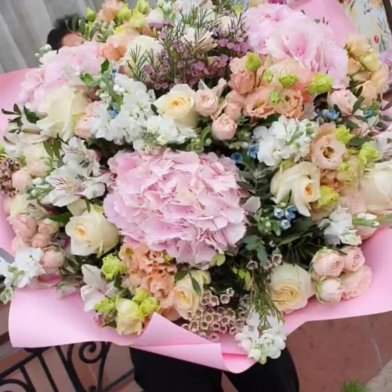 Ароматный букет с матиоллой, гортензией и лизиантусом