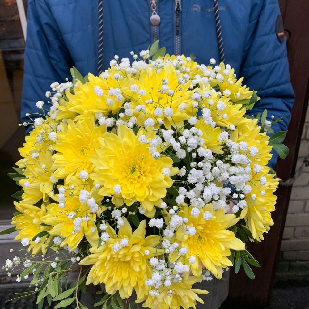 Шляпная коробка с хризантемой, гипсофилой и фисташкой