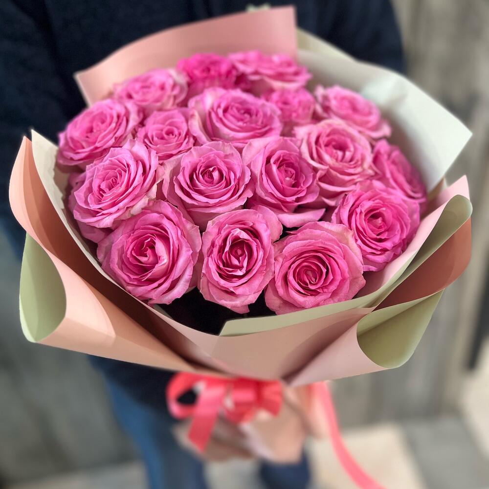 Моно букет из розовых роз 17 шт в фирменной упаковке