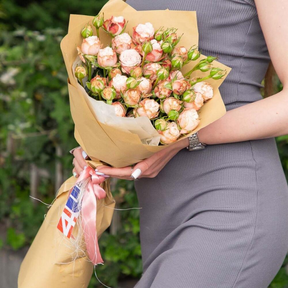 Букет с кустовыми розами