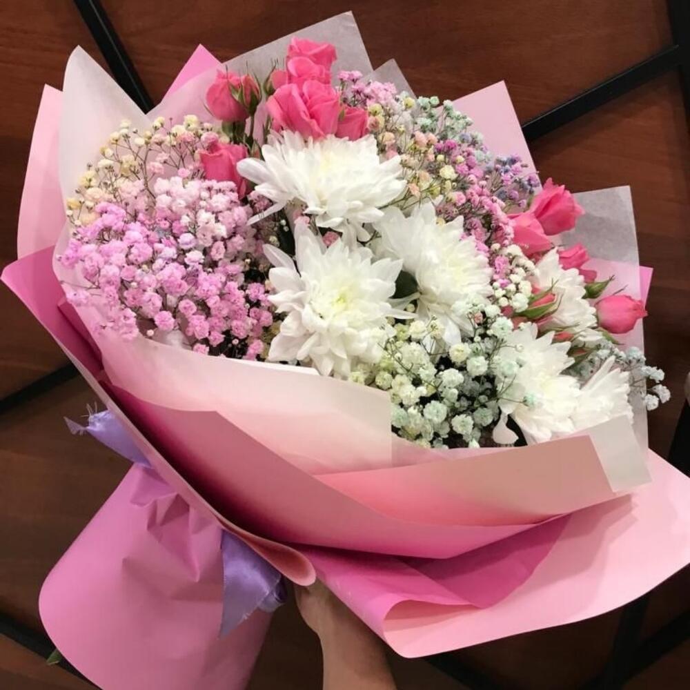 Букет из хризантем и гипсофилы