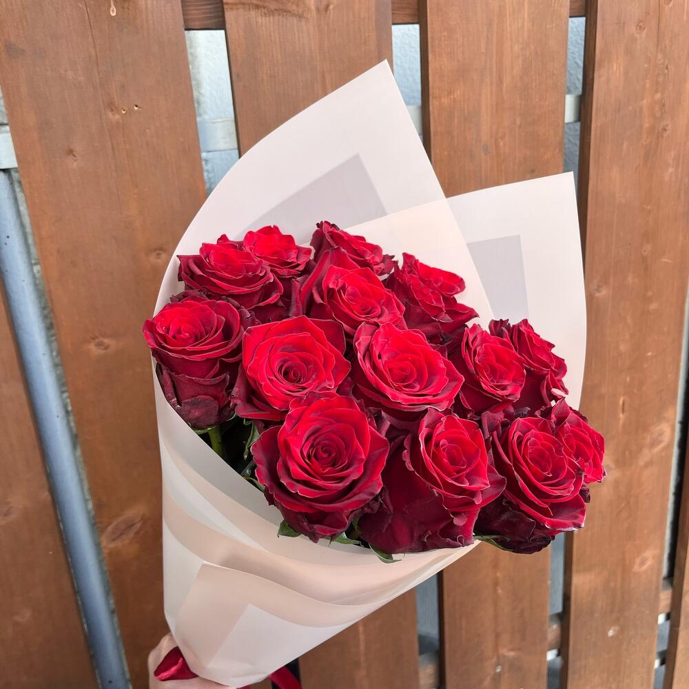 11 красных роз 60 см